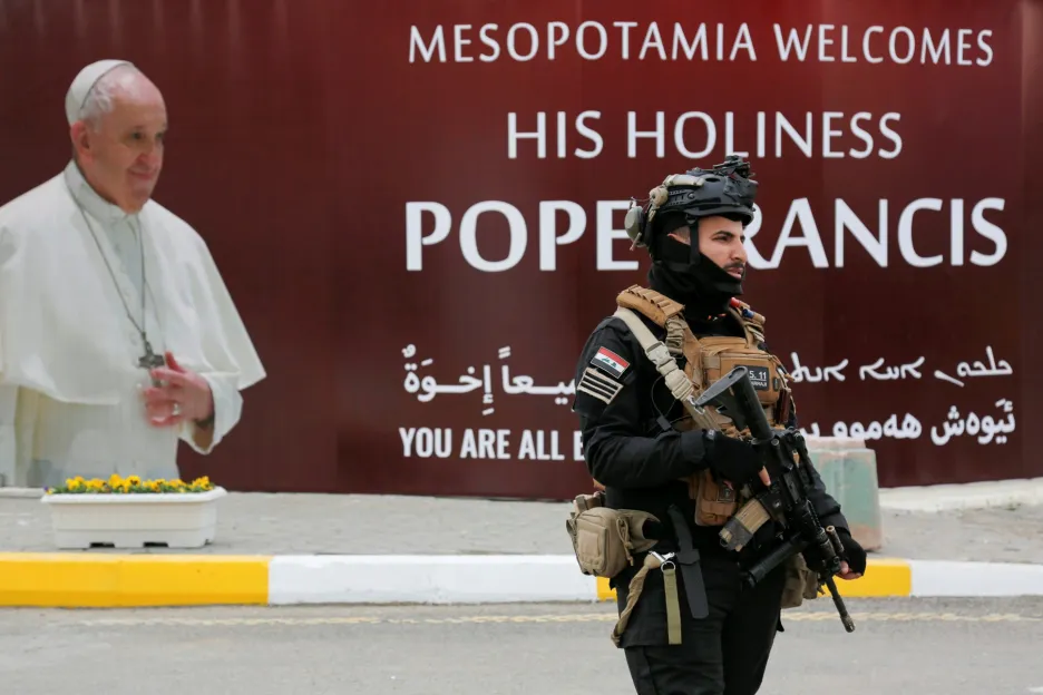 Hlava katolické církve papež František zahájil historickou první cestu do Iráku