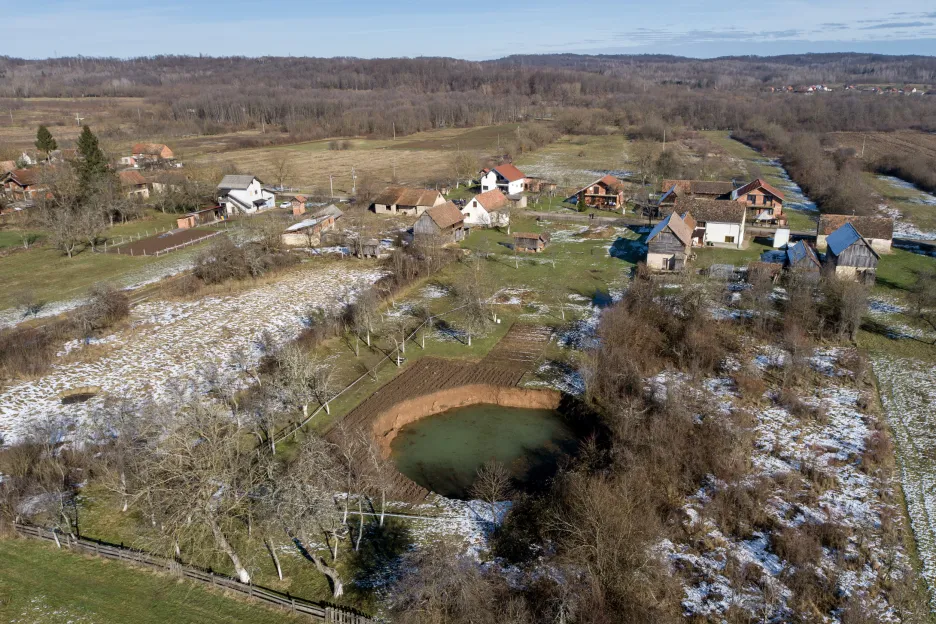 Letecké snímky ukazují kruhové propadliny v zemi, které se objevily v oblasti středního Chorvatska ve vesnici Mecencani po zemětřesení, které postihlo území v prosinci roku 2020. Vědci v současnosti postižené území zkoumají