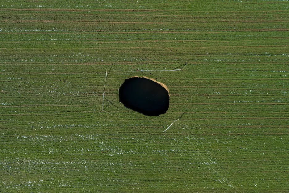 Letecké snímky ukazují kruhové propadliny v zemi, které se objevily v oblasti středního Chorvatska ve vesnici Mecencani po zemětřesení, které postihlo území v prosinci roku 2020. Vědci v současnosti postižené území zkoumají