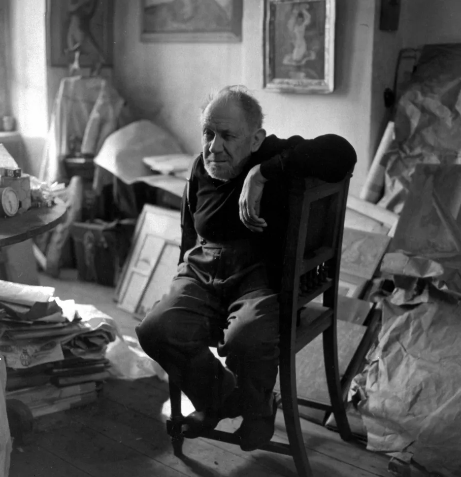 Fotograf Josef Sudek při vyvolávání filmu v jeho ateliéru na pražském Újezdě na snímku z roku 1956. Sudek fotografoval zásadně velkoformátovou kamerou