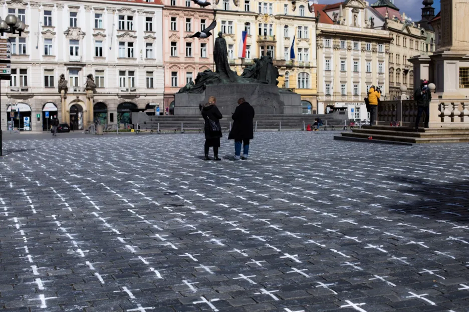 Tisíce křížů vytvořilo sdružení Milion chvilek pro demokracii na Staroměstském náměstí v Praze k uctění památky obětí pandemie koronaviru
