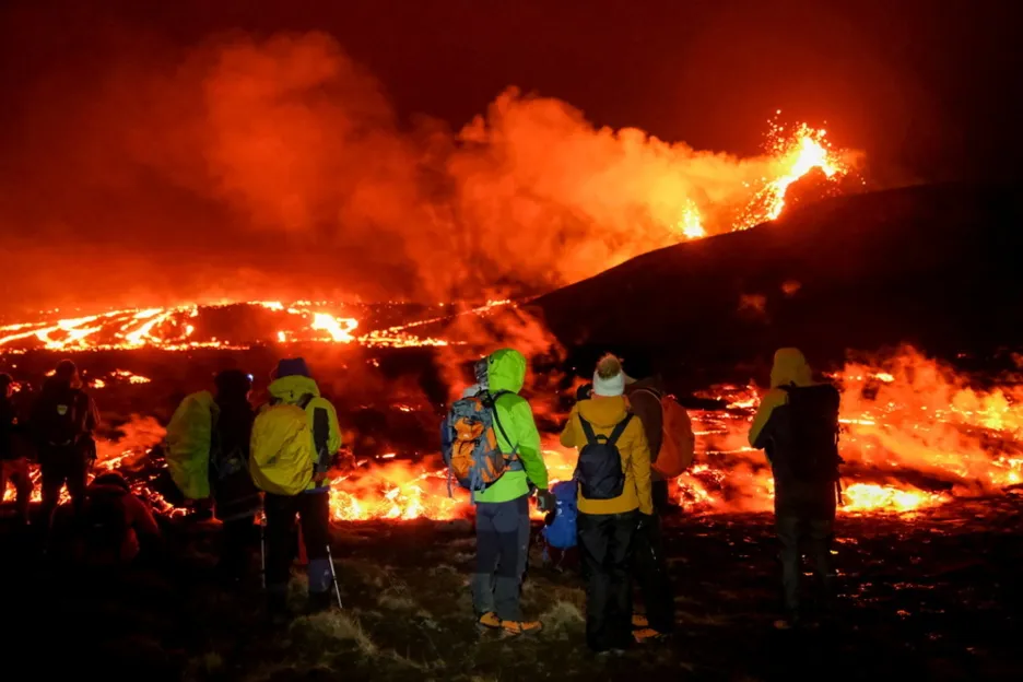Po stovkách malých zemětřesení vybuchla 19. března 2021 sopka poblíž islandského hlavního města Reykjavíku. Tímto se naplnili předpoklady vědců, kteří výbuch dle měření předpovídali