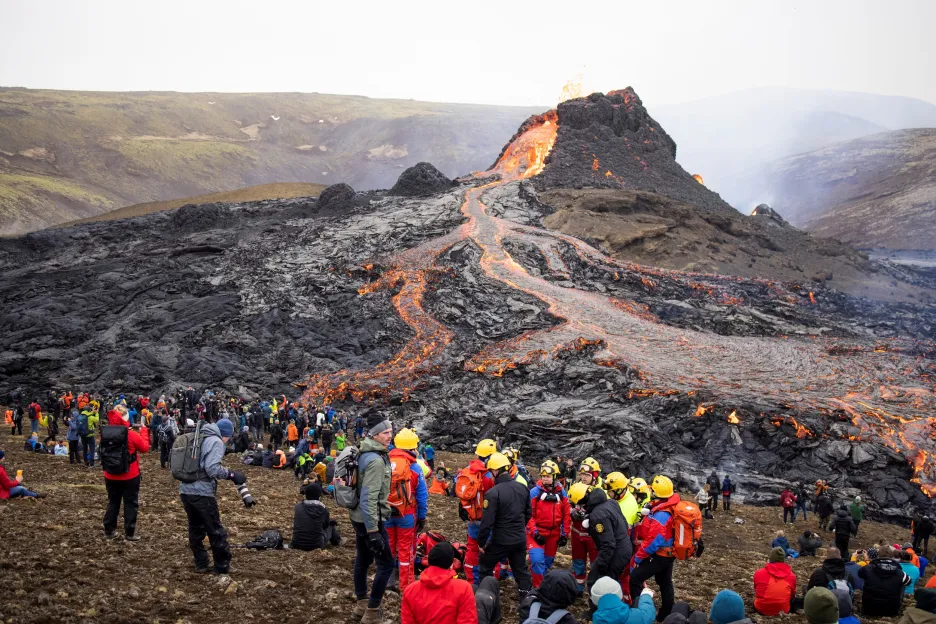 Po stovkách malých zemětřesení vybuchla 19. března 2021 sopka poblíž islandského hlavního města Reykjavíku. Tímto se naplnili předpoklady vědců, kteří výbuch dle měření předpovídali