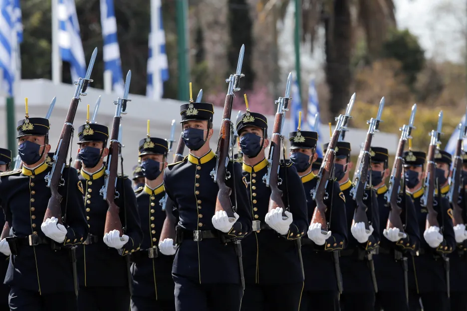 Řecké oslavy zahájila vojenská přehlídka v centru Athén