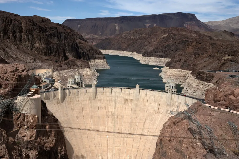 Nízká hladina vody v důsledku sucha je patrná v Hooverově přehradě poblíž Las Vegas a v nádrži Oroville na západním úpatí pohoří Sierra Nevady