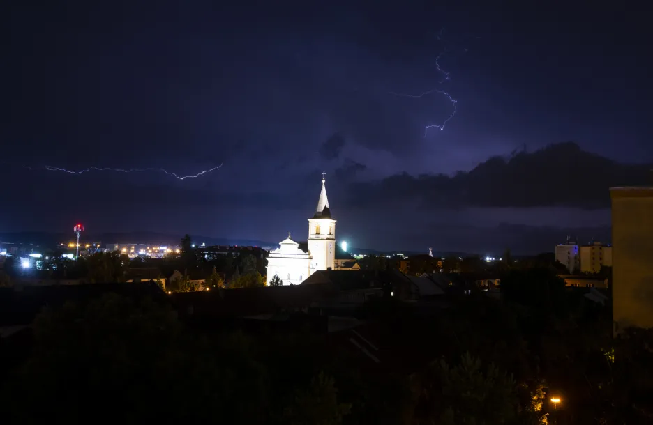 Moravu zasáhly silné bouřky i tornádo. Nejhorší situace je na Břeclavsku