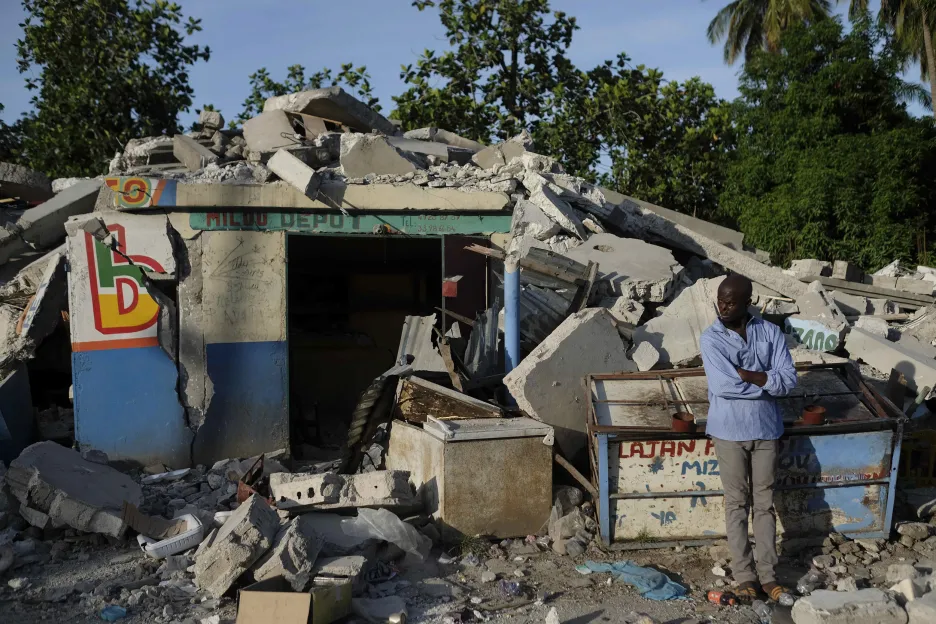 Následky zemětřesení na Haiti, které postihlo jih země může zkomplikovat příchozí tropická bouře 