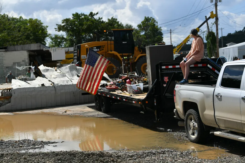 Silné deště způsobily ve střední části Tennessee záplavy, které si vyžádaly několik lidských životů a velké materiální škody. Snímky ukazují situaci ve městě Waverly a v jeho okolí