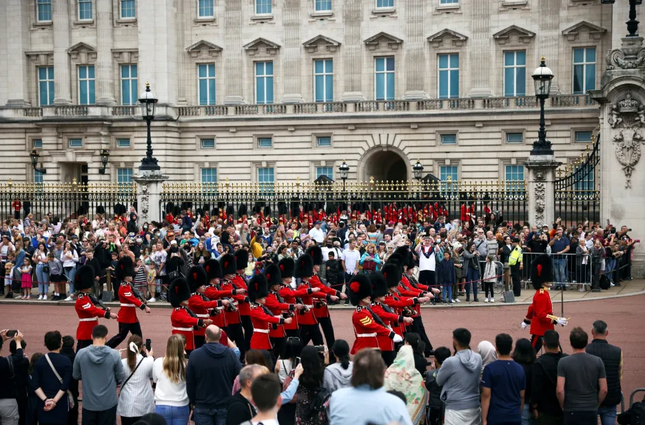 Poprvé od začátku pandemie se u Buckinghamského paláce v Londýně konala výměna stráží 