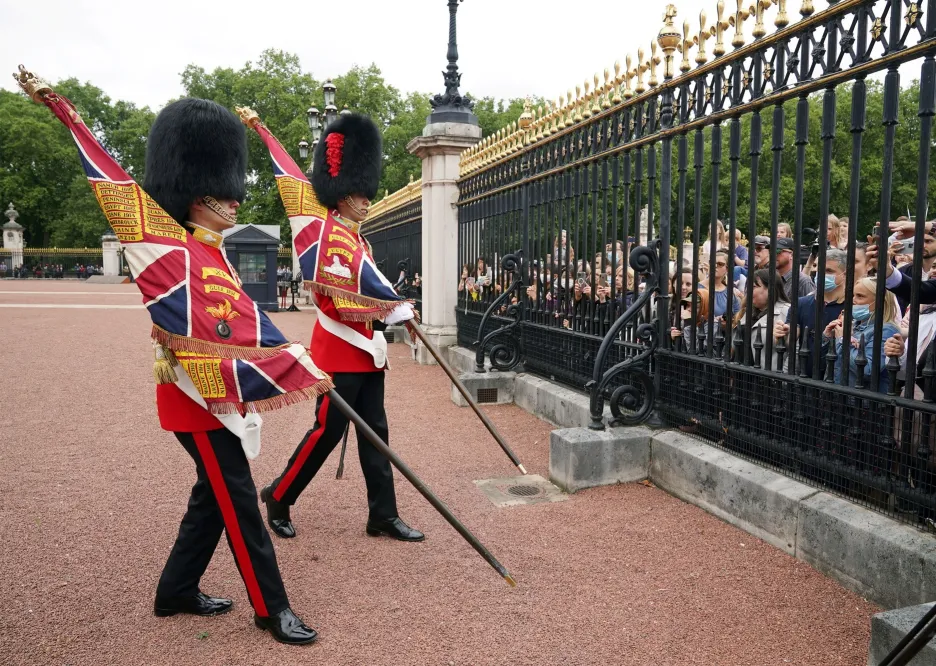 Poprvé od začátku pandemie se u Buckinghamského paláce v Londýně konala výměna stráží 