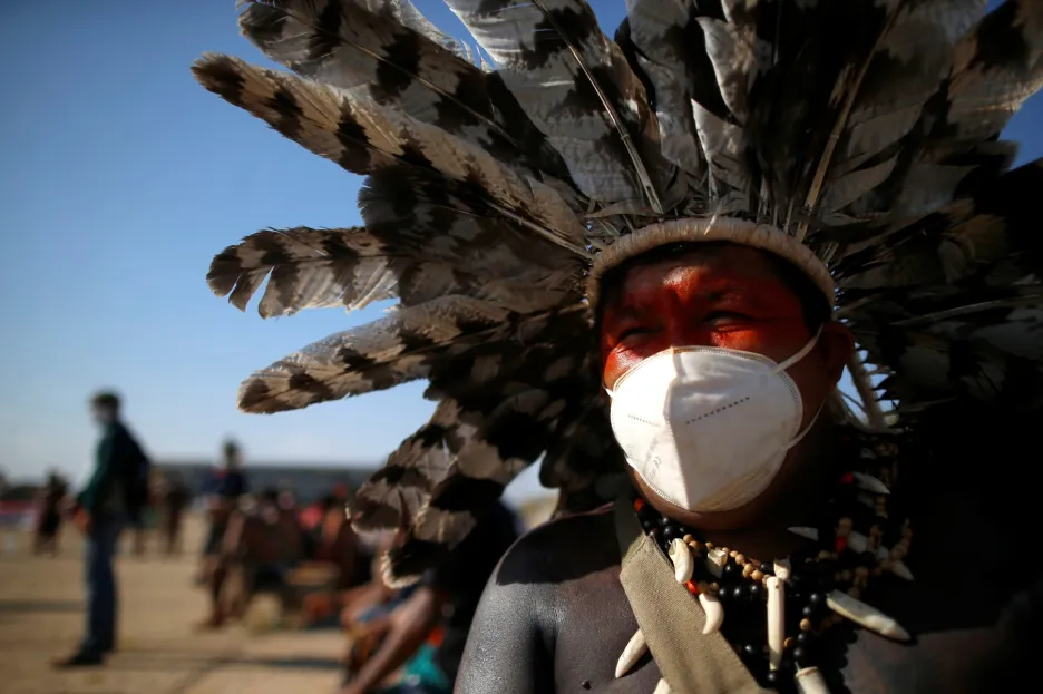 Kmenová rada Xoklengů vyzvala další skupiny domorodého obyvatelstva Brazílie, aby podpořili během protestů. Do hlavního města Brasília přijíždí tisíce zástupců jiných kmenů, kteří se obávají, že výrok Nejvyššího soudu v blízké době postihne i je