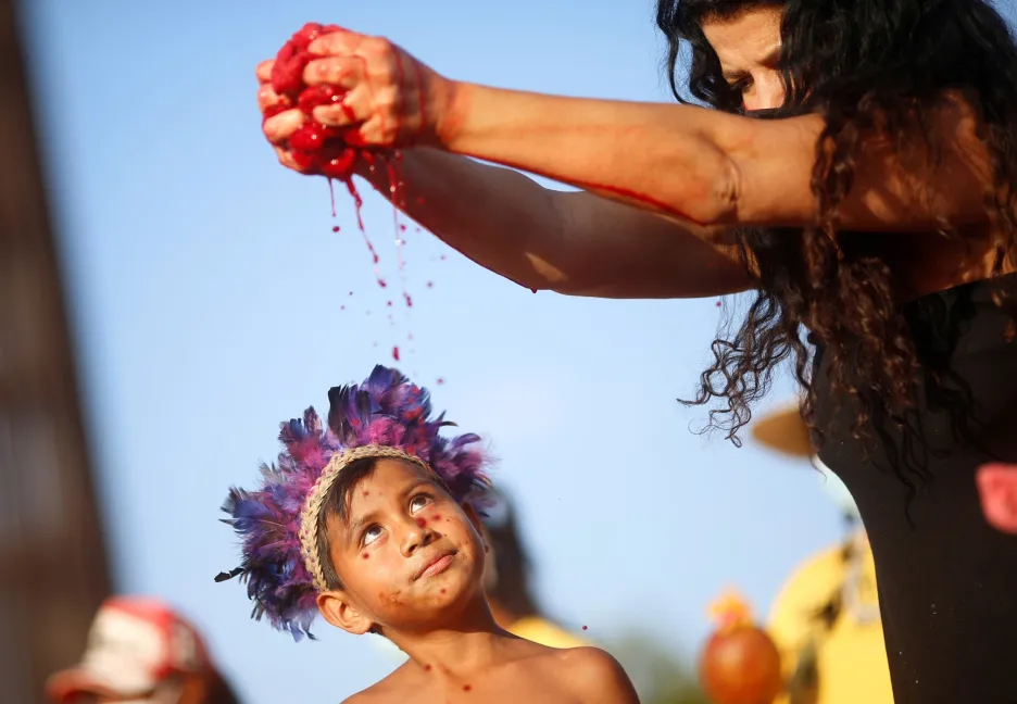 Kmenová rada Xoklengů vyzvala další skupiny domorodého obyvatelstva Brazílie, aby podpořili během protestů. Do hlavního města Brasília přijíždí tisíce zástupců jiných kmenů, kteří se obávají, že výrok Nejvyššího soudu v blízké době postihne i je