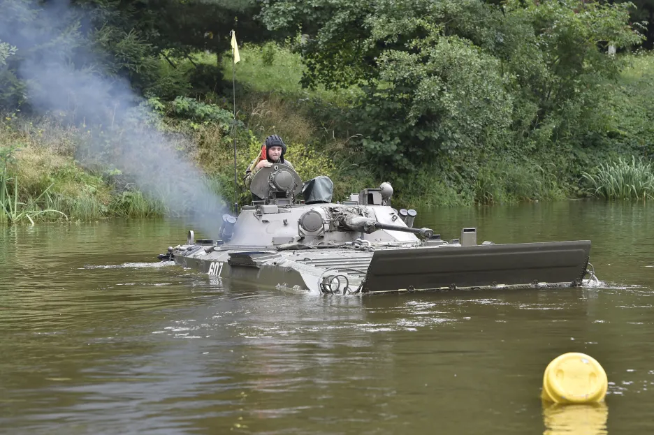 Armáda v Myslejovicích procvičuje překonávání toku plavbou 14tunovými BVP-2