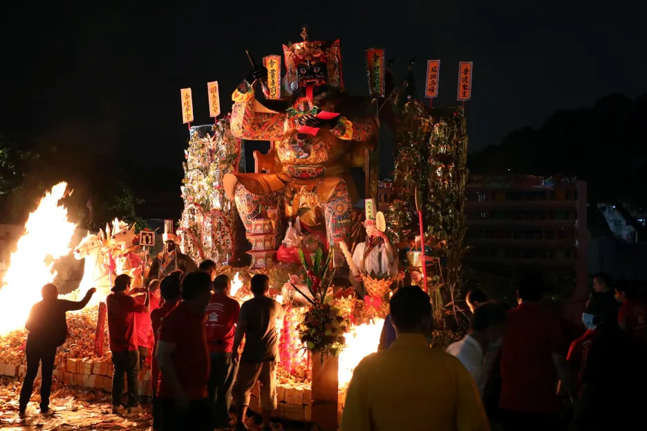 Festival hladových duchů se koná v zemích, jejichž obyvatelé vyznávají taoismus nebo budhismus. Fotografie ukazují tradice věřících v Tchaj-peji na Tchaj -wanu