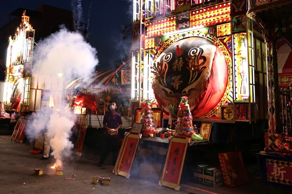 Festival hladových duchů se koná v zemích, jejichž obyvatelé vyznávají taoismus nebo budhismus. Fotografie ukazují tradice věřících v Tchaj-peji na Tchaj -wanu