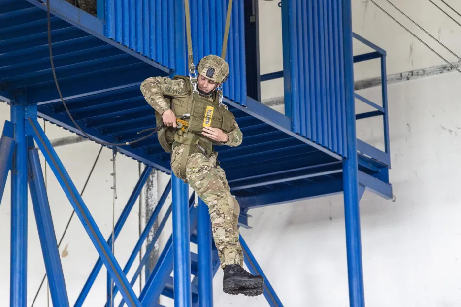 Výsadkový pluk Armády České republiky má nový výcvikový prostor u Chotěboře