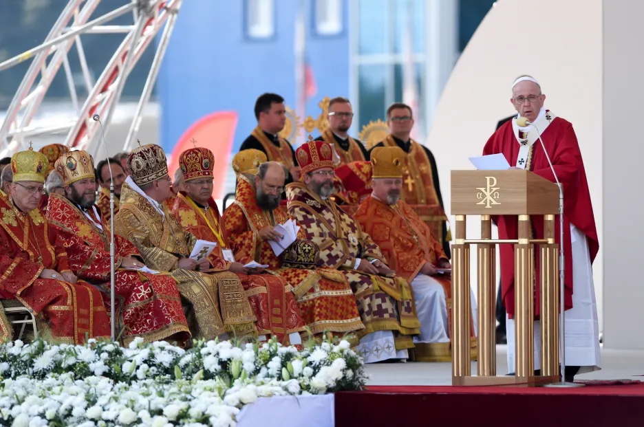 Na liturgii s papežem Františkem dorazily do Prešova tisíce lidí