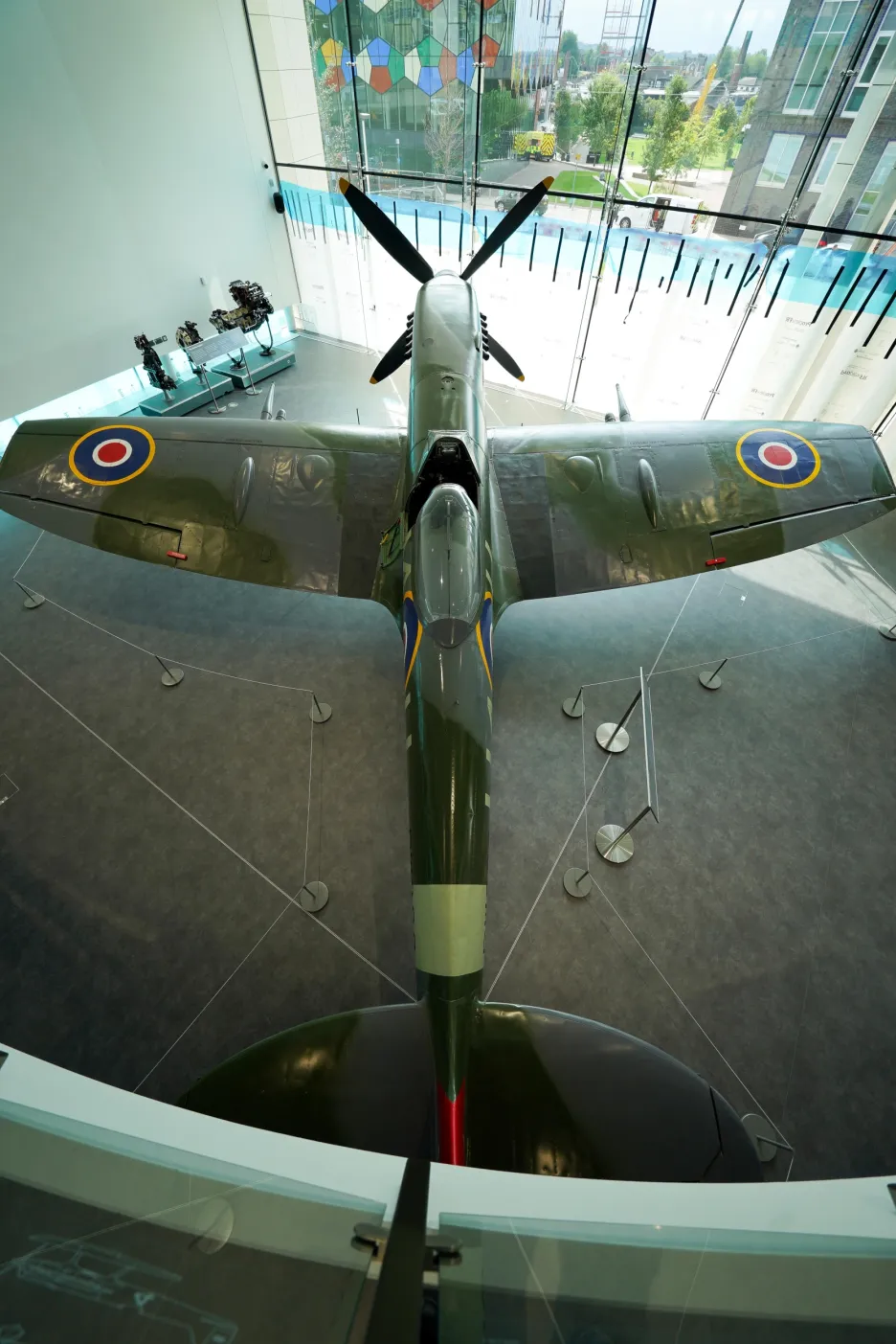 Britský válečný veterán Norman Lewise pokřtil zrekonstruované letadlo Spitfire v Muzeu a galerie umění Potteries v anglickém městě Stoke-on-Trent