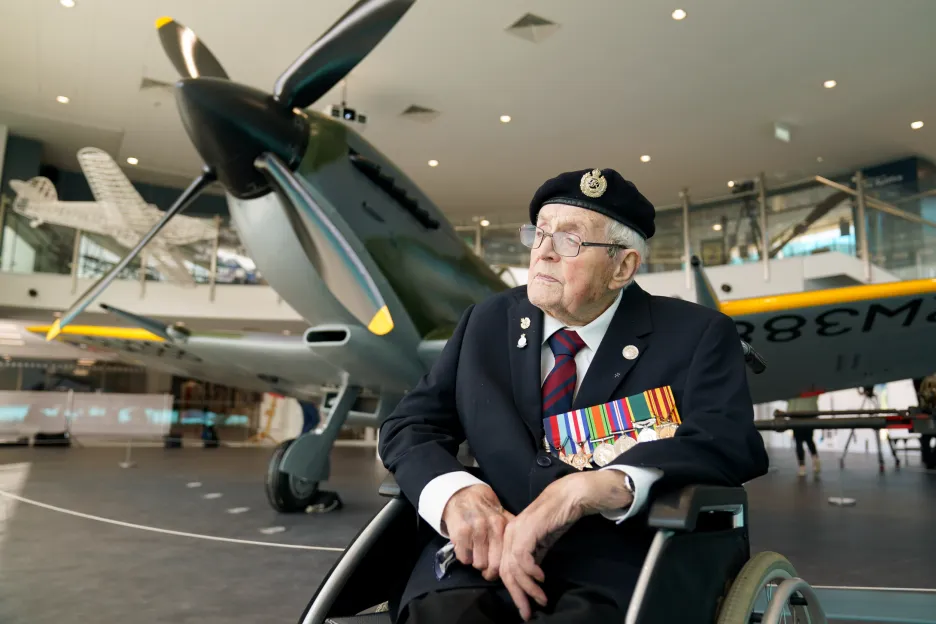 Britský válečný veterán Norman Lewise pokřtil zrekonstruované letadlo Spitfire v Muzeu a galerie umění Potteries v anglickém městě Stoke-on-Trent