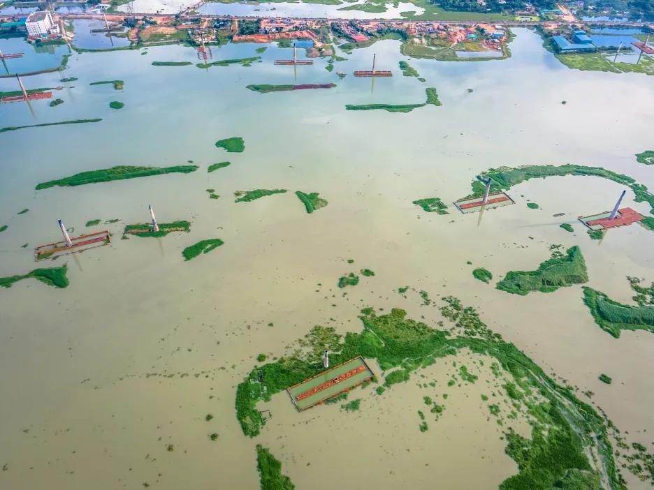 Cihláři z bangladéšského Savaru zachraňují během záplav nevypálené cihly, které by se ve vodě rychle rozpadly 