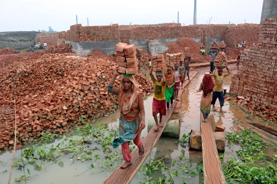 Cihláři z bangladéšského Savaru zachraňují během záplav nevypálené cihly, které by se ve vodě rychle rozpadly 