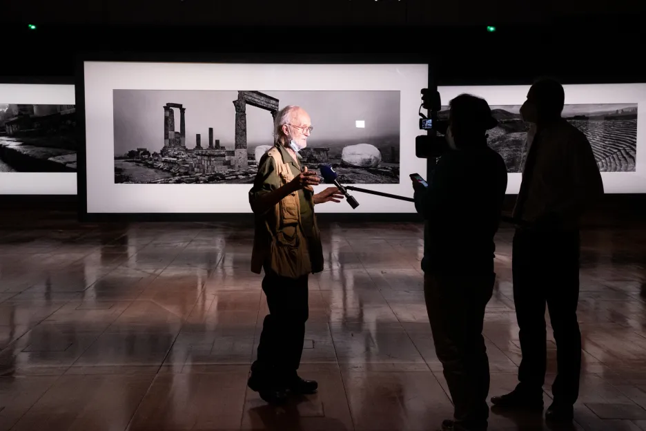 Fotograf Josef Koudelka, který věnoval několika českým státním kulturním institucím na 2000 fotografií reprezentujících jeho celoživotní dílo, vystoupil 21. září 2021 v Praze na tiskové konferenci
