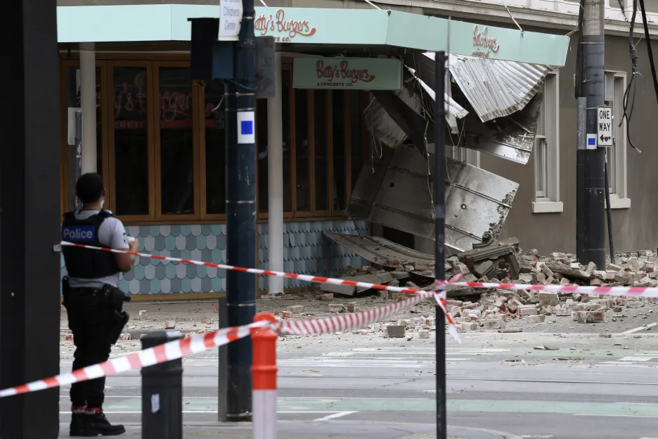 Australský stát Viktorie zasáhlo silné zemětřesení. Fotografie ukazují škody způsobené zemětřesením v Melbourne
