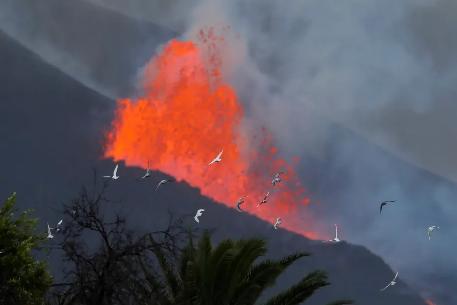 Láva ze sopky na španělském ostrově La Palma dorazila k moři