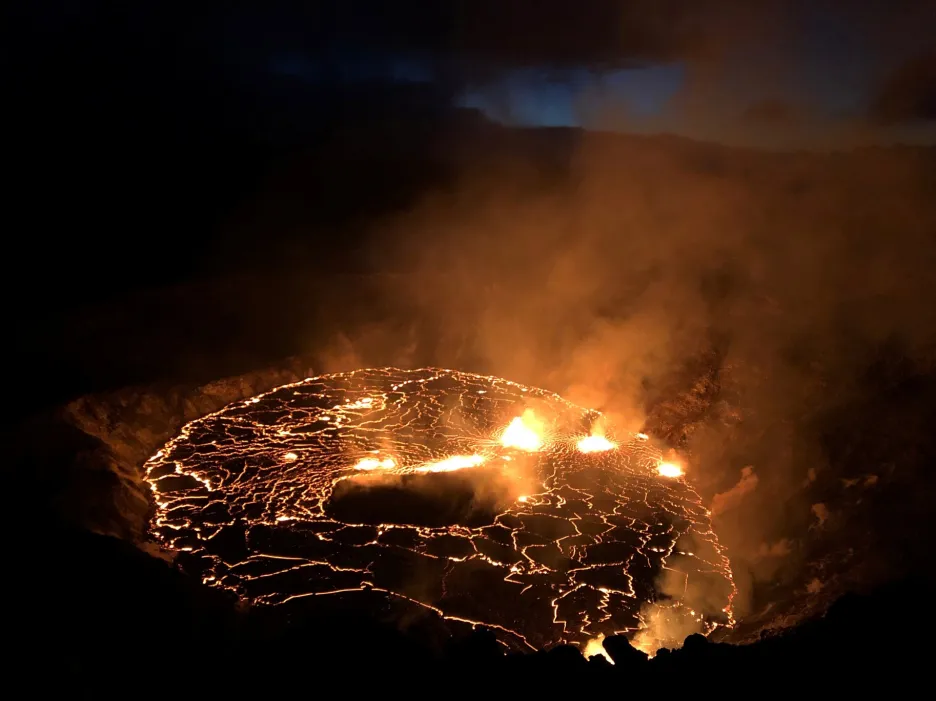 Vědci z  Havajské vulkanické observatoře (HVO) monitorují aktivitu sopky Kilauea v národním parku Hawaii na Havaji již několik let. Snímky uakzují aktivitu vulkánu v rozmezí 29. září až 3. října 2021