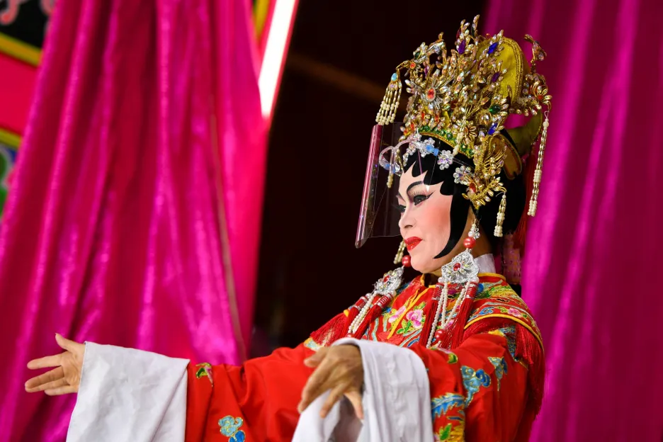 Členové čínské operní společnosti se připravují na vystoupení 6. října 2021 během každoročního vegetariánského festivalu v Bangkoku 