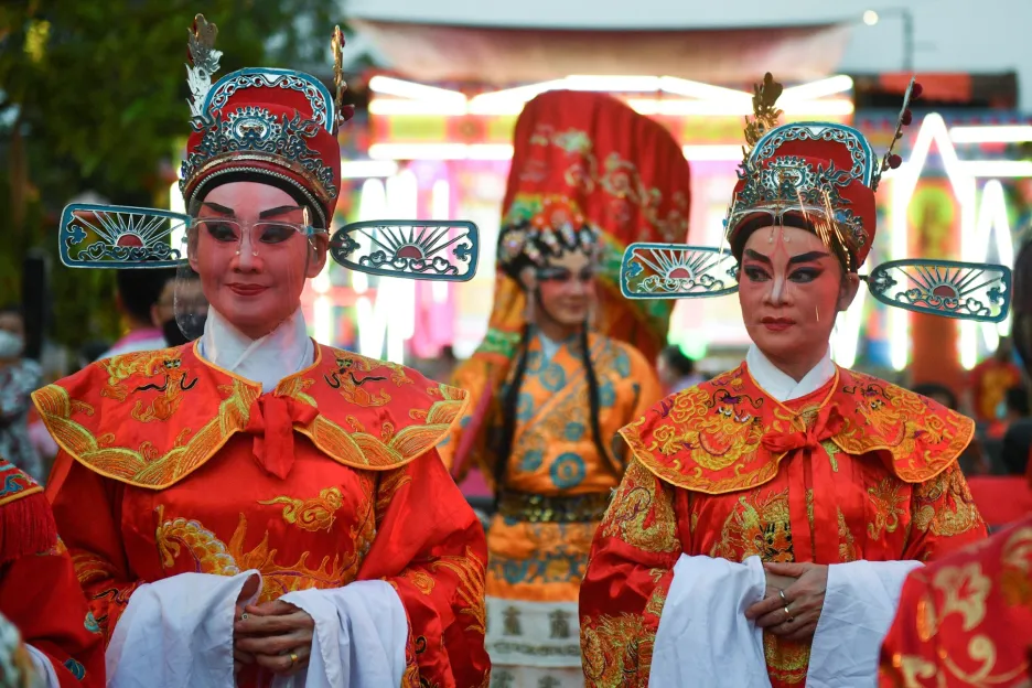 Členové čínské operní společnosti se připravují na vystoupení 6. října 2021 během každoročního vegetariánského festivalu v Bangkoku 