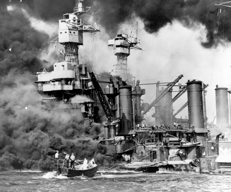 Záchrana přeživších z lodi USS West Virginia