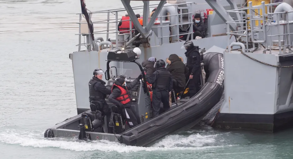 Des dizaines de migrants se sont noyés dans le port français de Calais.  Le bateau s’est renversé avec eux – ČT24 – Télévision tchèque