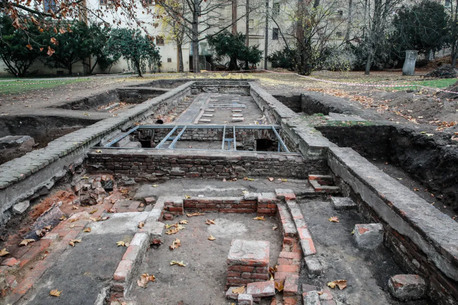 Archeologové odkryli základy Mendelova skleníku v Brně