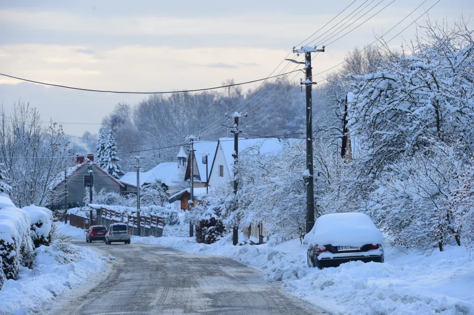 Česko zasypal čerstvý sníh. Na řadě míst komplikoval dopravu