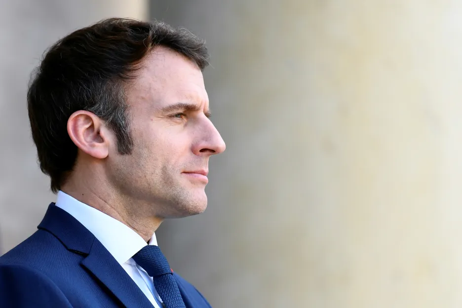 Macron est allé en Afrique.  Il a promis de réduire les effectifs des troupes françaises et d’abandonner l’approche des « avantages faciles ».