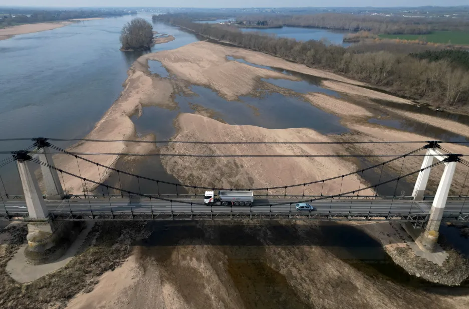 Vyschlá řeka Loira u města Montjean-sur-Loire, 2. března