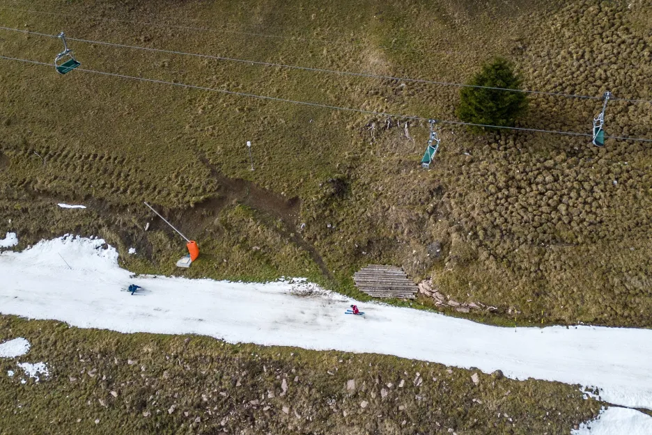 Uměle vytvořená sjezdovka v švýcarské lyžařské oblasti Leysin, 4. ledna