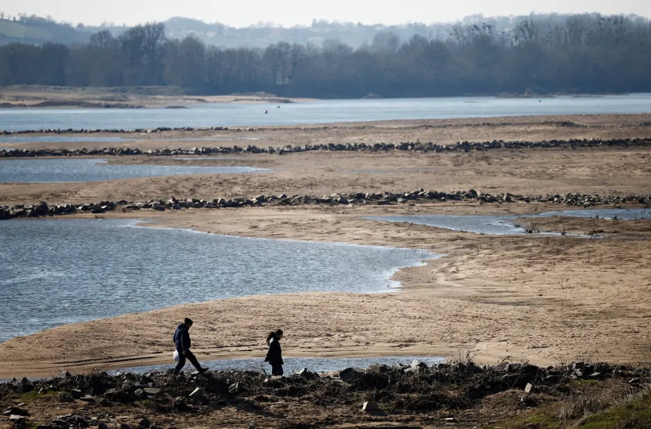 Snížená hladina řeky Loiry ve Francii. Francouzi se obávají dalšího letního sucha a restrikcí vody