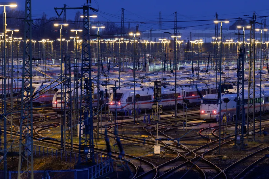 Der Verkehr auf der deutschen Bahn wird durch einen fünfzigstündigen Streik lahmgelegt.  Auch Züge aus der Tschechischen Republik werden angehalten – ČT24 – Tschechisches Fernsehen