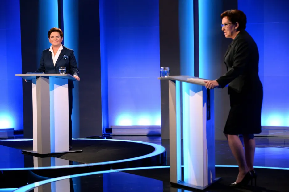 Beata Szydlová (vlevo) a Ewa Kopaczová v předvolební televizní debatě
