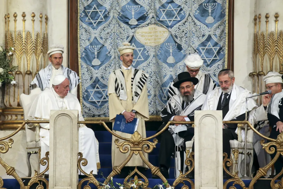 František navštívil římskou synagogu