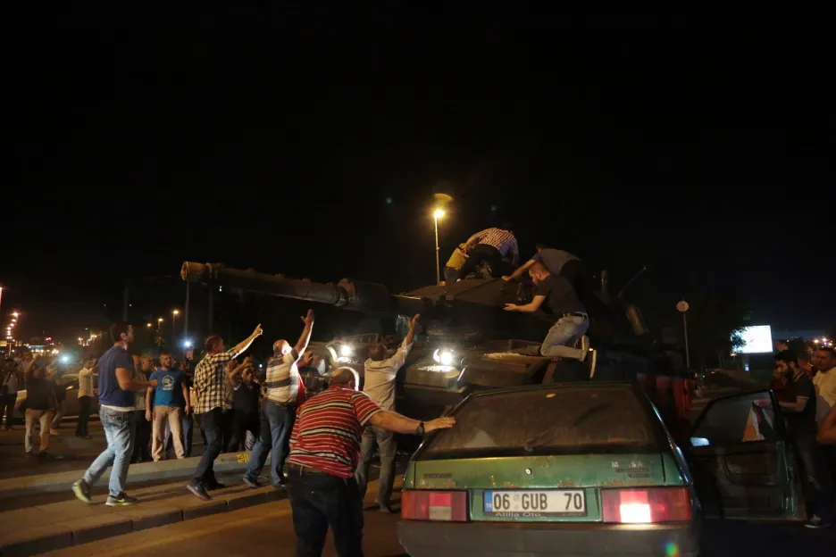 Lidé se snaží zastavit tanky jedoucí ulicemi Ankary