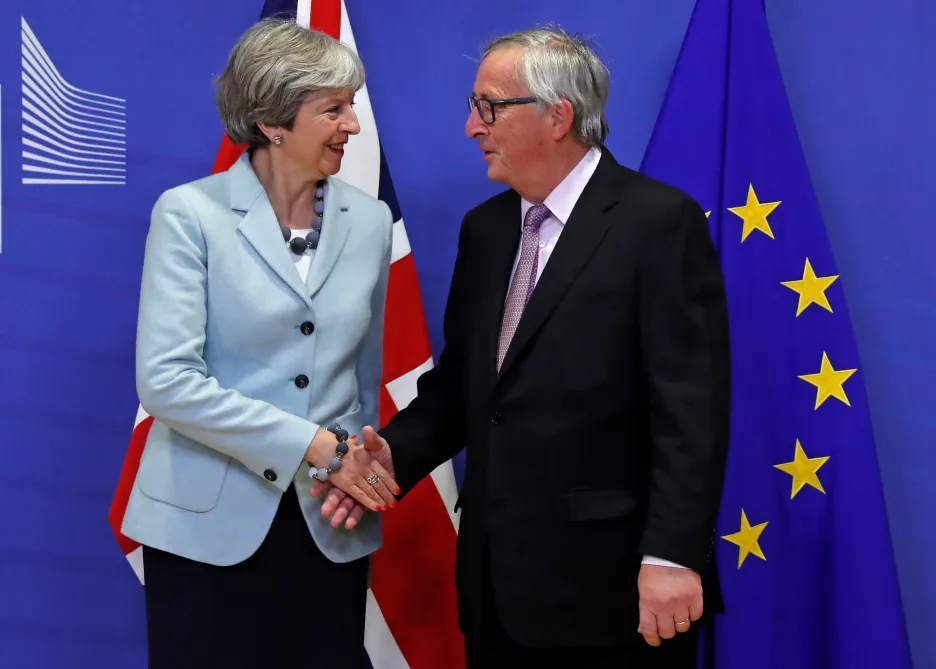 Britská premiérka Theresa Mayová s šéfem Evropské komise Jeanem-Claudem Junckerem