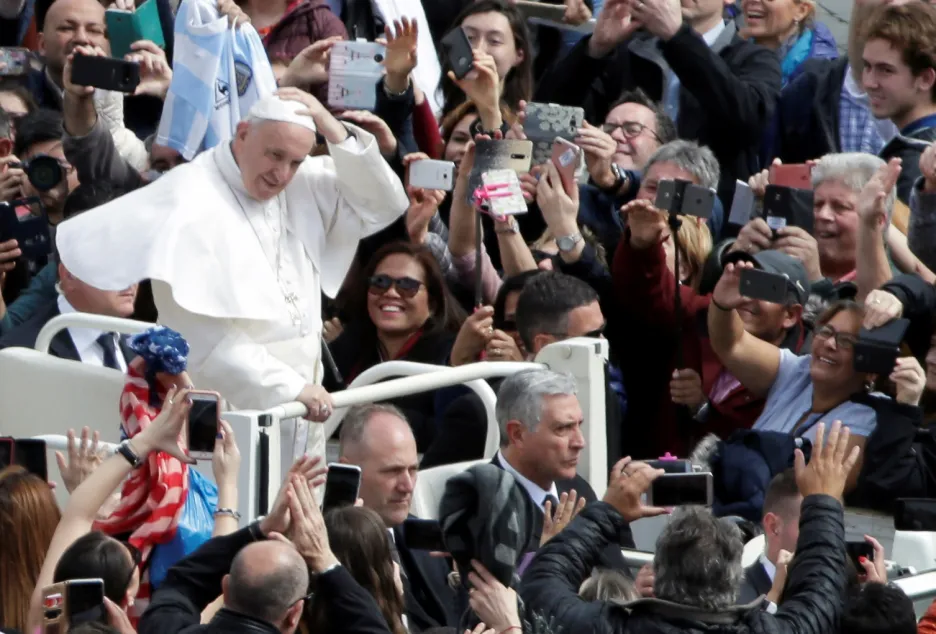 Papež František v davu svých příznivců