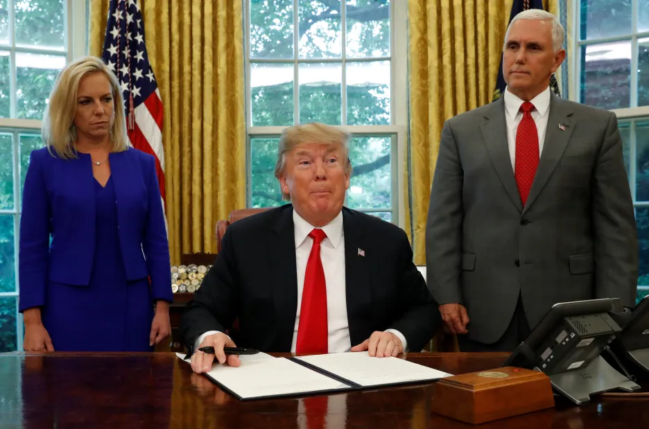 Trump podepsal dekret ukončující praxi rozdělování rodin migrantů 