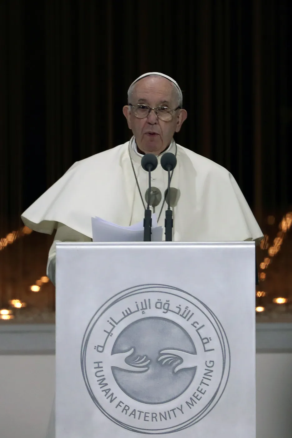 Papež František během mezináboženské konference v Abú Zabí
