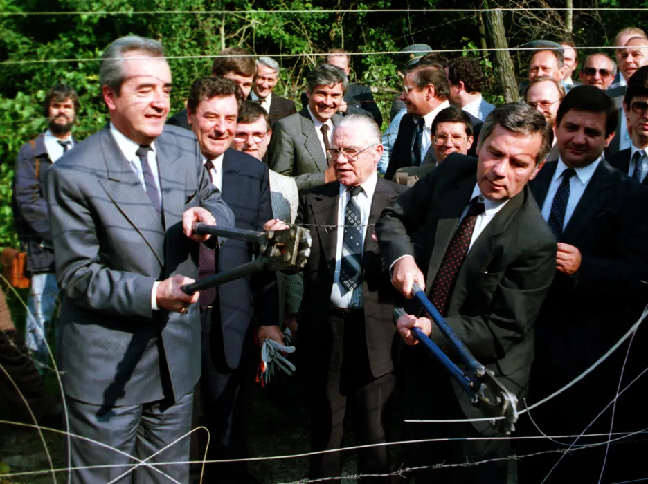 Ministři zahraničí Maďarska a Rakouska Gyula Horn a Alois Mock střihají hraniční plot 27. června 1989