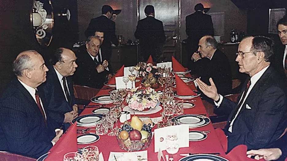 Setkání Bush - Gorbačov na Maltě v roce 1989