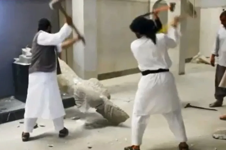 Islamisté ničí exponáty v mosulském muzeu